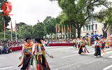 [ẢNH] Trai làng má phấn, môi son múa 